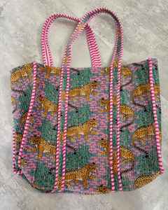 Hermosa Bolsa Tote Reversible Premium, Popular Bolsa Tote Acolchada de Terciopelo con Estampado Ikat Indio, Bolsa de Mercado Hippie - Product Image 5