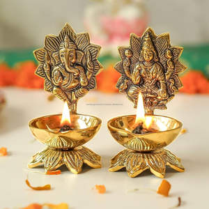 Diya en laiton pur Art Déco suspendu, léger et antirouille, avec logo personnalisé pour Puja, Diwali et mariage - Product Image 5