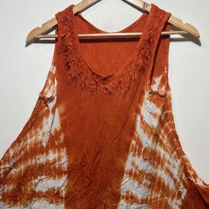 Elegante Blusa sin Mangas de Algodón Verde Oliva con Estampado Tie-Dye y Cuello Redondo para Mujer, Estilo Boho |   Vestido Casual Holgado con Corte Evase para Verano - Product Image 5