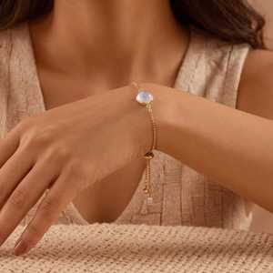 กำไลข้อมือหินมูนสโตนทรงกลมชุบทอง 18k, กำไลข้อมือหินมูนสโตนปรับขนาดได้, กำไลข้อมือพลอย, กำไลข้อมือผู้หญิง, ของขวัญสำหรับเธอ - Product Image 3