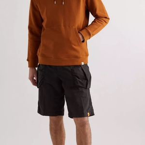 Shorts cargo pour homme, couleur unie, taille mi-haute, cordon de serrage, taille élastique, tissu en toile respirant, style décontracté, noir, poches, logo sur le devant - Product Image 1
