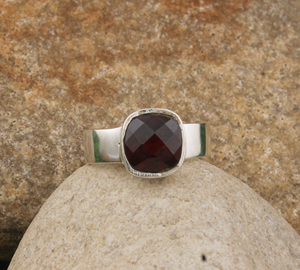 Bague en grenat rouge naturel, argent sterling 925, coupe ovale, pierre précieuse du Mozambique, cadeau de mariage ou de fiançailles - Product Image 3