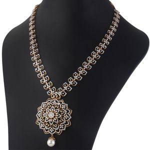 Collar con Colgante Ovalado de Oro Rosa de 14K de Lujo con Triple Clúster de Diamantes, Joyería Fina y Delicada para Mujer, Regalo de Aniversario o Boda - Product Image 1