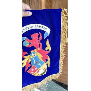 Estandarte de terciopelo bordado personalizado con flecos dorados y diseño heráldico, forma rectangular, insignia de estilo clásico - Product Image 3