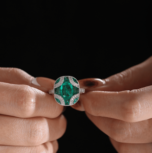 Anillo de Oro Blanco Sólido de 18K de Lujo con Esmeralda Colombiana de Laboratorio, Anillo Solitario Vintage Art Deco con Engaste Invisible y Acento de Diamante de Laboratorio - Product Image 1