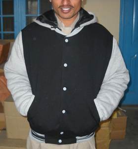 เสื้อแจ็กเก็ตบอมเบอร์เบสบอลสำหรับทุกเพศ, เสื้อแจ็คเก็ตแบบมีกระดุมหนังวัวสำหรับใส่ได้ทั้งผู้หญิงและผู้ชาย - Product Image 1