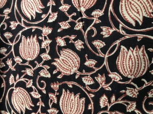 Tela de Algodón Estampada a Mano al por Mayor – Tela de Algodón India con Diseño Floral de Enredaderas en Negro y Rojo para Prendas de Vestir y Textiles - Product Image 3