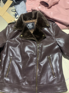 Chaqueta de Cuero PU Marrón para Hombre con Cuello de Piel, Cierre de Cremallera, Estilo Motero, Resistente al Viento, Gruesa, Corte Regular - Product Image 4