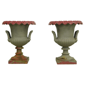 Urna de Jardín de Hormigón Antigua con Borde Esmaltado en Rojo y Diseño Acanalado para Macetas de Exterior, Estilo Vintage - Product Image 1
