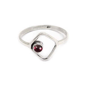 Bague en argent sterling 925 de créateur, sertie d'une pierre précieuse grenat taille ronde, bijoux bohèmes faits à la main pour femmes, prix de gros. - Product Image 1