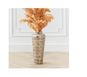 Precioso florero de metal diseñado para la presentación en la mesa de comedor, que ofrece un cálido brillo metálico y una artesanía artística. - Product Image 4