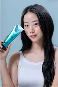 MD:1 Crème de soin capillaire à la kératine 2-en-1 hydratante sans rinçage 150ml - Product Image 4