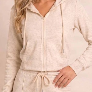 Ensemble 3 pièces décontracté pour femme avec logo personnalisé : sweat à capuche court en tissu éponge et pantalon de survêtement coupe ajustée - Product Image 3
