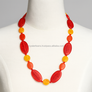 Collier artisanal en cuivre plaqué antique avec perles rouges et jaunes, bijou statement massif pour femme, cadeau tendance - Product Image 4