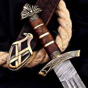 ดาบไวกิ้งเหล็กดามัสกัสตีขึ้นรูปด้วยมือ พร้อมปลอกไม้แกะสลัก สไตล์นอร์สยุคกลาง สำหรับนักรบและการเอาชีวิตรอดกลางแจ้ง - Product Image 5