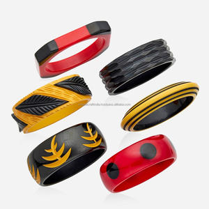 Bracelets en résine de style premium pour femmes faits à la main avec des détails complexes bijoux de mode minimalistes audacieux - Product Image 1