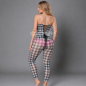 Conjunto de corsé de satén con estampado de pata de gallo en blanco y negro, con varillas de acero y leggings de malla transparente con el mismo estampado. - Product Image 3
