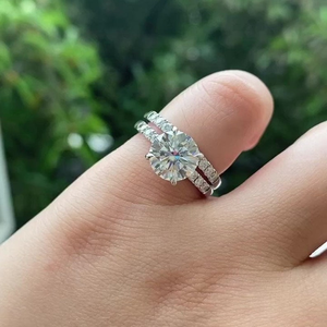 Anillo de Plata de Ley con Diamante Blanco de Corte Redondo y Cuatro Puntas, Regalo de Aniversario para Esposa y Compromiso - Product Image 1