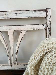 Banco de Madera Rústico Vintage, Pintado en Blanco Desgastado, Asiento de Madera Maciza para Entrada, Iglesia, Comedor, Pasillo, Sala de Estar - Product Image 3