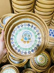 Plateau rond décoratif en nacre incrustée, plateau de présentation pour table basse en rotin fait main par un artisan, cadre en osier, vente en gros OEM ODM - Product Image 2