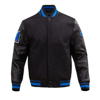 Veste universitaire personnalisée en cuir noir avec bordure rayée bleue et boutons-pression, style Letterman