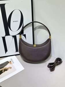 Sac à bandoulière demi-lune pour femme en cuir PU texturé avec fermeture à cadenas pour les voyages quotidiens - Product Image 3
