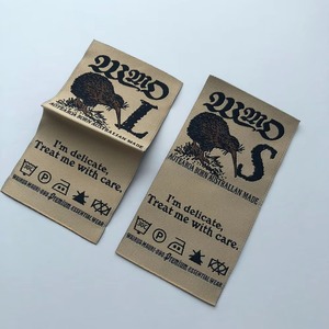 Étiquettes de vêtements personnalisées en satin autocollantes, directement de l'usine 2026, avec logo de marque et design personnalisé, étiquettes tissées pour sacs - Product Image 4