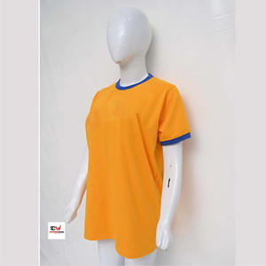 Camiseta informal unisex básica de cuello redondo color amarillo mostaza para uso diario, con apariencia de tela de algodón suave. - Product Image 2