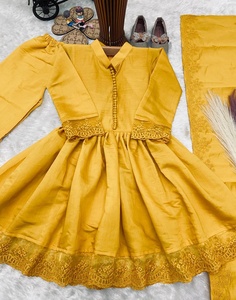 Costume Anarkali traditionnel en soie jaune pour filles avec dentelle pour mariage et occasions festives, provenant d'un fournisseur indien - Product Image 2