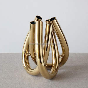 Florero Metálico Moderno y Minimalista, Perfecto para Espacios Contemporáneos, con Forma Elegante y Textura Pulida - Product Image 4