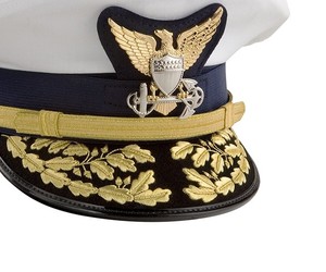Casquette de cérémonie blanche haut de gamme avec broderie en fils dorés, visière en feuille de chêne, sangle de menton et insigne d'aigle en métal - Product Image 4