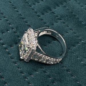 Magnifique bague en diamant radiant de 11,38 carats cultivé en laboratoire en or blanc 14 carats pour femmes - Product Image 2