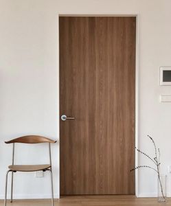 Puerta Interior Moderna Precolgada de MDF con Acabado de Chapa de Madera Sólida de Nogal Marrón para Apertura Lateral - Product Image 5