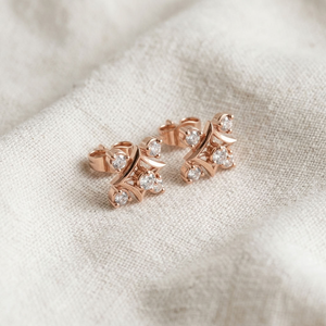 ต่างหูริซต้า จิวเวล ทองคำโรสโกลด์ 14K ประดับเพชรแล็บโกรว์ ทรงกลมเจียระไนบริลเลียนท์ ตัวเรือนแบบกรงเล็บ สไตล์ใบโคลเวอร์สี่แฉก สำหรับผู้หญิง - Product Image 3