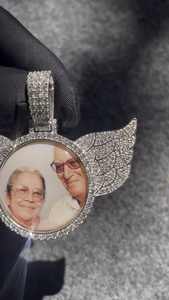 Pendentif personnalisé Ailes d'Ange avec photo, en argent sterling 925 et moissanite, breloque photo de famille, médaillon souvenir - Product Image 2