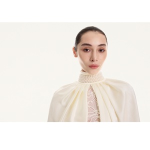 Abrigo largo ODM más vendido para mujer, nuevo CALLISTA COCOON CAPE, conjunto de un solo pieza, estilo holgado y artístico, con drapeado, de satén Mison, para mujer. - Product Image 1