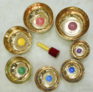 Juego de cuencos tibetanos de latón hechos a mano con mazas de madera y cojines de seda, disponible a precios de mayorista. - Product Image 2
