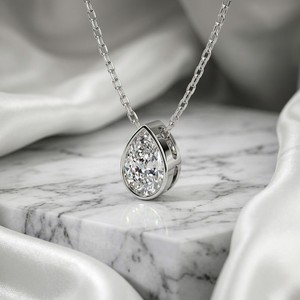 Collier solitaire en diamant de laboratoire taille poire serti clos, 0,50 carat total, style vintage, plaqué or 9 carats, certifié - Product Image 2