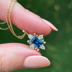 Collier pendentif saphir taille émeraude avec halo, en argent sterling 925 plaqué or 14 carats, serti clos, style vintage classique, septembre - Product Image 4