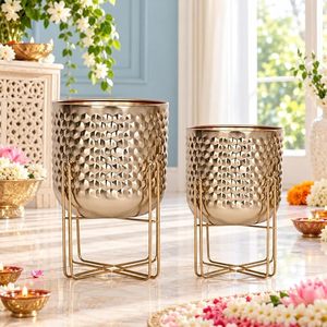 Ensemble de supports modernes en métal pour pots de fleurs avec jardinières dorées martelées - Product Image 1