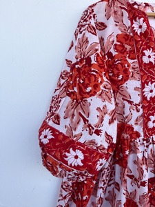Robe longue en coton rouge à motifs floraux, imprimée à la main, avec bordures et ceinture en tissu, style bohème. - Product Image 3
