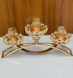 Elegante soporte para velas en forma de puente dorado con tres portavelas con borde de cristal. Lujo moderno. Disponible a precios de mayorista. - Product Image 1