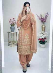 Ensemble Salwar Festif Haut de Gamme avec Latkan Fantaisie, Broderies Riches et Dupatta en Voile Doux - Product Image 2