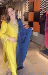 Ensemble Kurta pour femme en pur Chanderi, col en V, ornements fins faits à la main, encolure festonnée, dupatta contrastante, tenue ethnique de soirée - Product Image 3