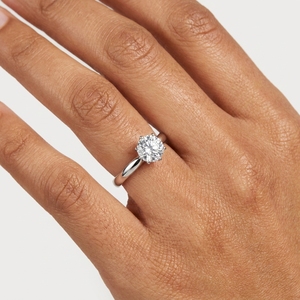 Anillo de Compromiso Clásico con Diamante de Corte Brillante Redondo en Platino PT950 para Mujer - Product Image 5