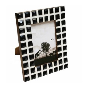 Cadre photo rectangulaire artisanal Bela en os incrusté, gravé au laser, motif rayures grises, design moderne et minimaliste, décoration de table pour la maison - Product Image 6