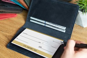 Prix de gros : Porte-chèques en cuir lisse, couvertures de carnet de chèques en cuir véritable avec 2 poches, porte-chèques étanche, vente en gros - Product Image 1