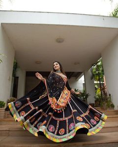Lehenga Choli en soie de créateur pour femmes, Lehenga ethnique imprimé traditionnel avec dupatta |   Vêtements de fête pour mariage et Diwali - Product Image 2