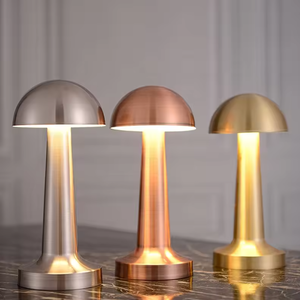 Lámpara de Mesa de Metal Pulido a Mano para Colección de Decoración Exclusiva para el Hogar con Acabado de Alta Calidad - Product Image 2