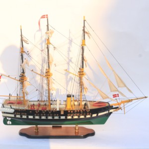 Modèle de navire danois en bois FREGATTEN JYLLAND - Décoration nautique peinte à la main, autoportante - Product Image 4